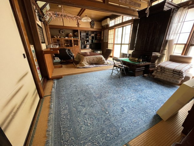 熱海五丁目　ガレージ付き戸建ての居間・リビング