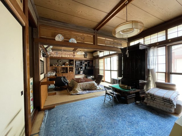 熱海五丁目　ガレージ付き戸建ての居間・リビング