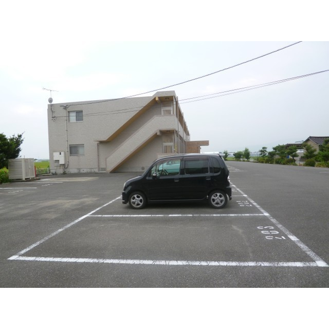 久留米市北野町中の賃貸マンションの駐車場