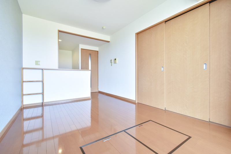 久留米市北野町中の賃貸マンションの居間・リビング