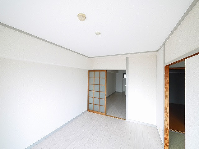 大和ビルマンションBの居間・リビング