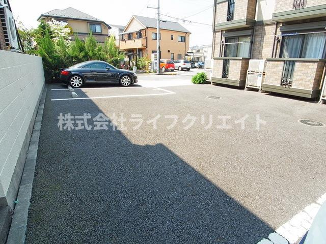 エトワール多摩平の駐車場