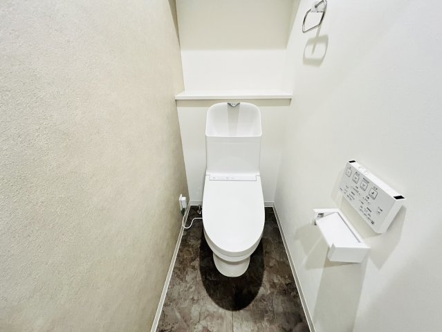 落ち着いた色調のトイレです