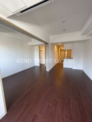 ファーストフィオーレ梅田イーストの居間・リビング|こちらの居間で趣味の時間をお楽しみください