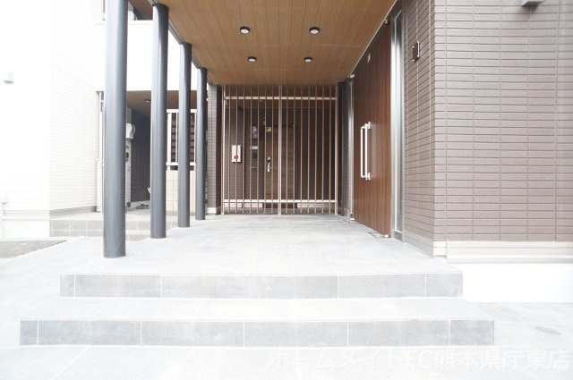 熊本市東区長嶺西２丁目のアパートのエントランス