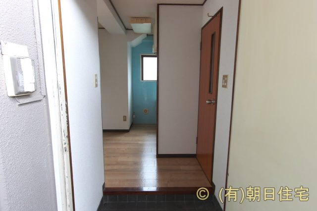 中野ビルの玄関