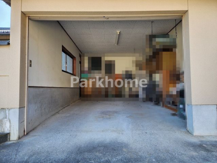 高知市朝倉丙　中古住宅の駐車場