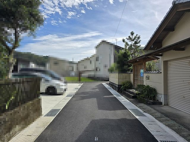 高知市朝倉丙　中古住宅の前面道路含む現地写真