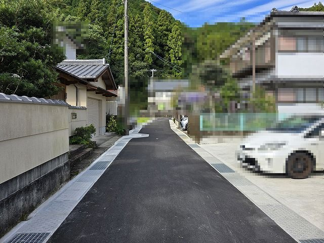 高知市朝倉丙　中古住宅の前面道路含む現地写真