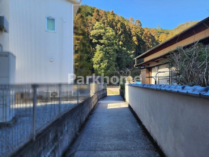 高知市朝倉丙　中古住宅の前面道路含む現地写真