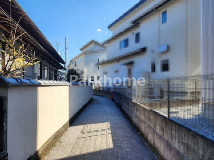 高知市朝倉丙　中古住宅の前面道路含む現地写真