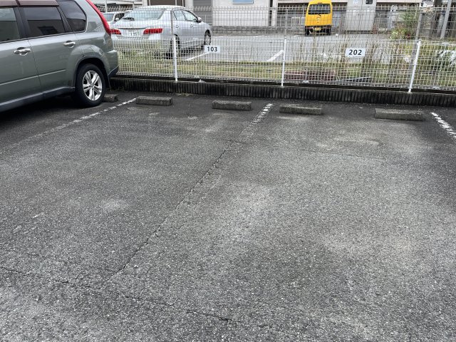 ノーブルハイツの駐車場