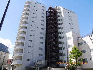 【外観】 | 開放感ある立地。SRC造の重厚感ある建物です。