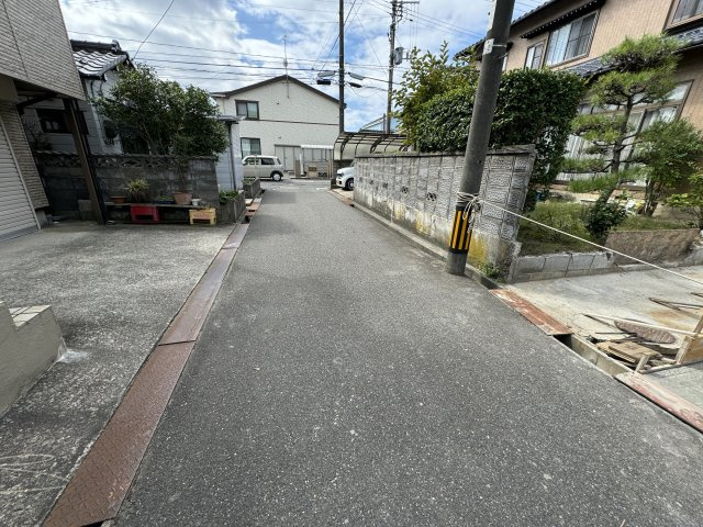 東区牡丹山1丁目　新築戸建の前面道路含む現地写真