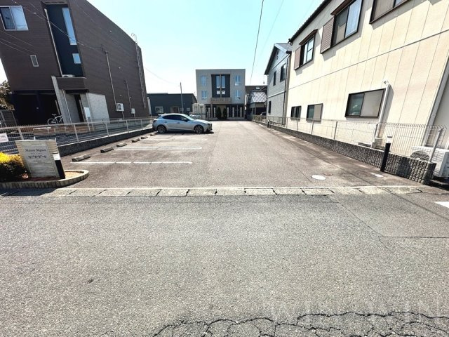 メゾンミニョンの駐車場