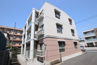 鉄筋コンクリート三階建てマンションです