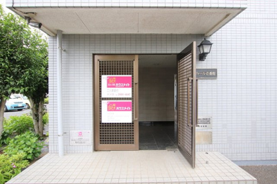 明るく開放感のあるエントランスです♪