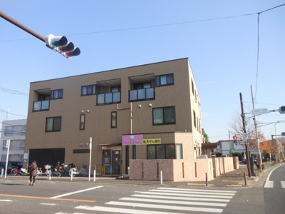 交差点の角にございます