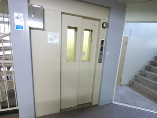 【その他共用部分】 | お買い物時やベビーカーの出し入れに便利なエレベーター付です。