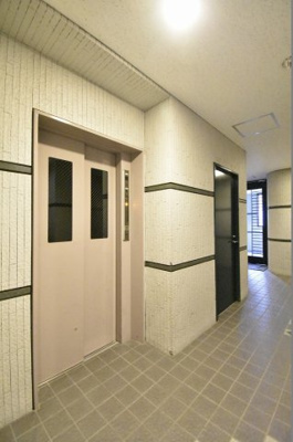 【その他共用部分】 | 横浜蒔田パークホームズ | お買い物時やベビーカーの出し入れに便利なエレベーター付です。