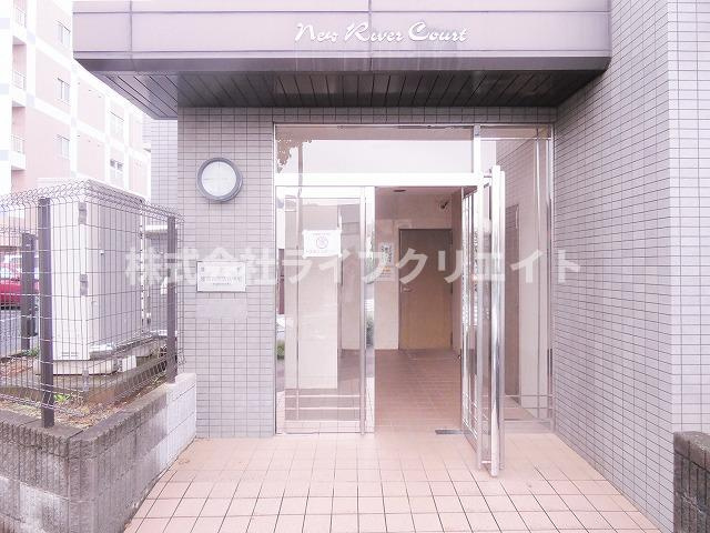 ニューリバーコートのエントランス
