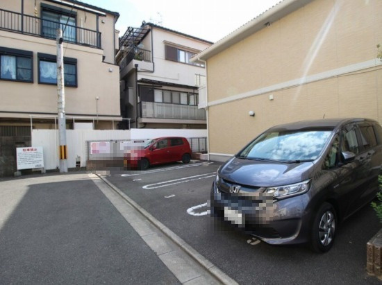 メゾン　アズールA棟の駐車場|駐車場があります