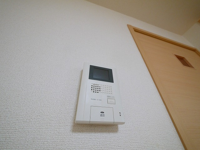 ウエストメゾンＢのセキュリティ|お顔が見えるモニター付きインターホンで安心。