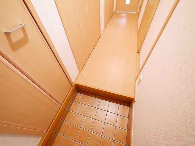 ウエストメゾンＢの玄関|収納もある玄関です