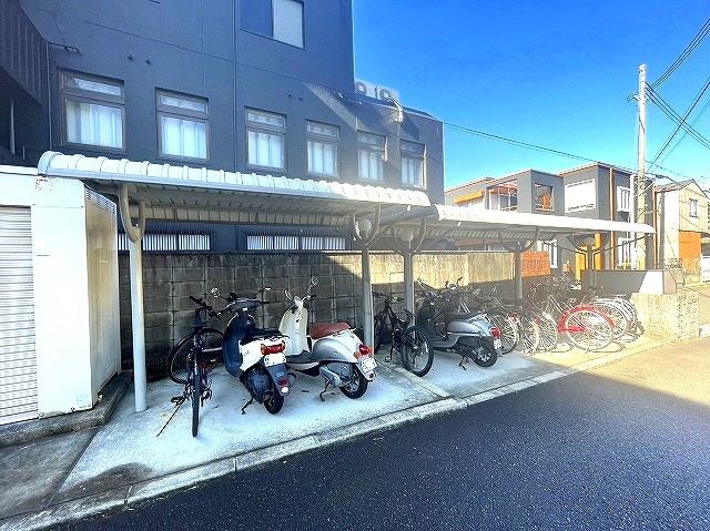 ウエストメゾンＢのその他共用部分|広々とした駐輪場です。