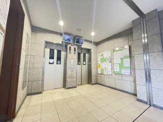 【エントランス】 | エントランスよりつづくエレベーターホールは天井が高く開放的な空間です。