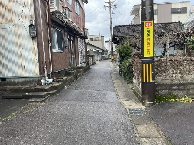 各務原市那加西野町の前面道路含む現地写真