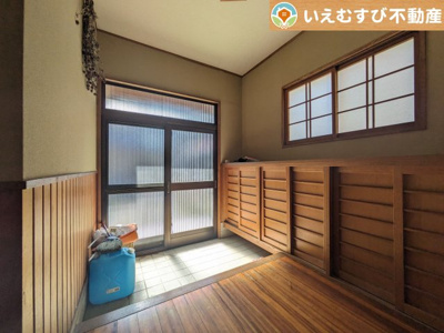 【玄関】 | 熊谷市石原　中古戸建 | すっきり片付く収納豊富な玄関