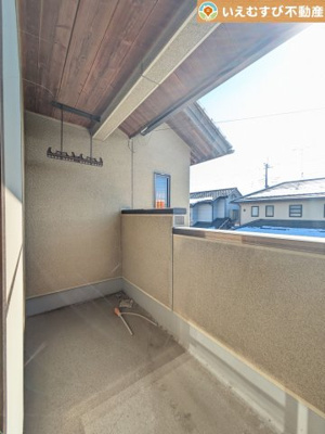 【バルコニー】 | 熊谷市石原　中古戸建 | 南向きで採光たっぷりのバルコニー