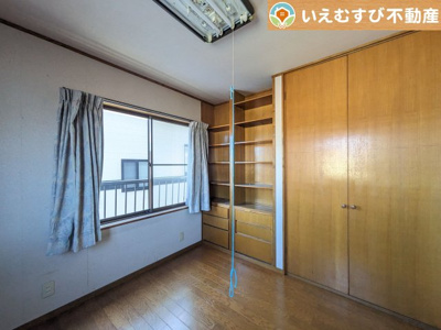 【洋室】 | 熊谷市石原　中古戸建 | 建付けの収納が豊富