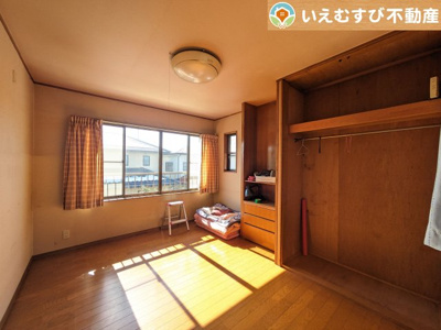 【洋室】 | 熊谷市石原　中古戸建 | 日当り良好、シンプルな洋室