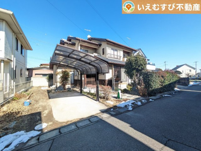 【駐車場】 | 熊谷市石原　中古戸建 | 雨風から大切な愛車を守るカーポート付き