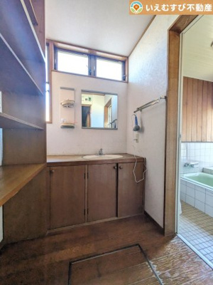 【独立洗面台】 | 熊谷市石原　中古戸建 | 明るい洗面室