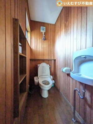 【トイレ】 | 熊谷市石原　中古戸建 | 収納棚や手洗い付きのトイレ