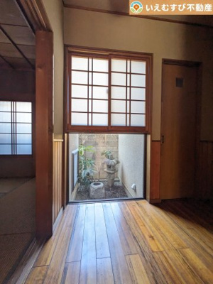 【その他】 | 熊谷市石原　中古戸建 | 玄関ホールから中庭が望めます