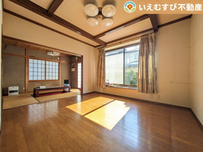 【居間・リビング】 | 熊谷市石原　中古戸建 | 日当りが良く明るい居間