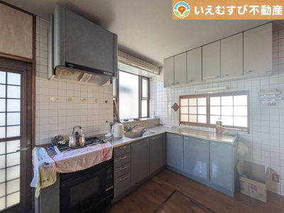 【キッチン】 | 熊谷市石原　中古戸建 | 窓も多く換気がしやすく、明るいキッチン