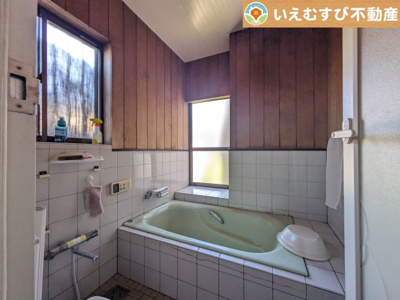 【浴室】 | 熊谷市石原　中古戸建 | 窓付きで明るい浴室