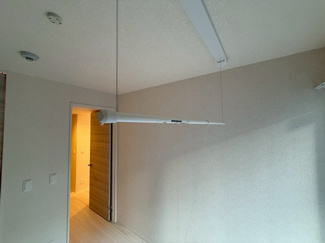 【展望】 | 洋室4.5帖のお部屋にある室内物干しです！雨の日やお出掛け時の室内干しにとても便利☆花粉や梅雨の時期に重宝しますね♪