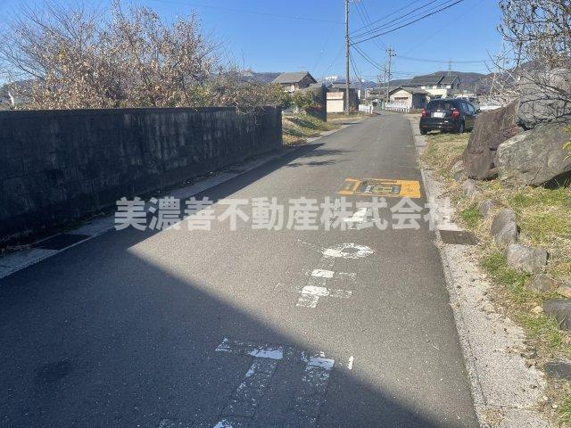 ６２５７０　本巣市上保中古戸建ての前面道路含む現地写真