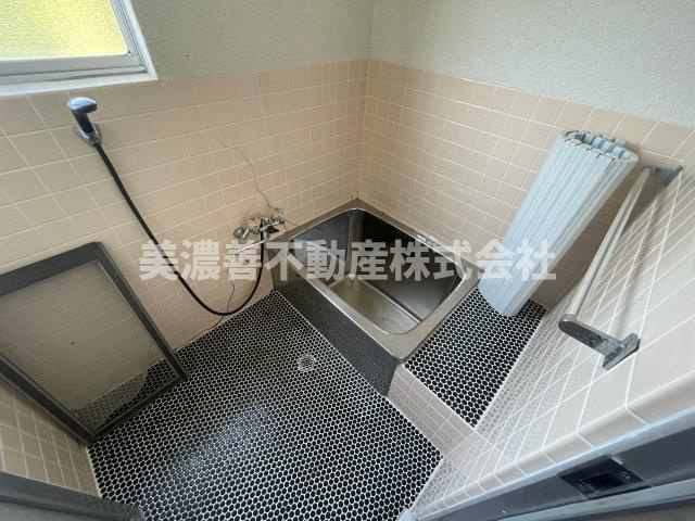 ６２５７０　本巣市上保中古戸建ての浴室