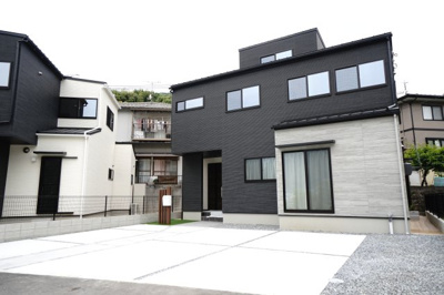 【外観】 | 【土地約56坪 50年保証】中野6丁目新築戸建2号棟 | 【ワイドスパン】
全室が南側からの陽ざしが受けられるように、
横長のワイドな設計に。
隣家と向き合うことが無く、プライベート性も充実しております。
モダンな外観は、玄関とリビングにアクセントを配置。