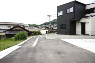 【前面道路含む現地写真】 | 駐車場の目の前はなんと約6m！
車庫入れも楽ちんですね！
この奥に1軒あるだけなので、人や車があまり入ってこないので
お子さんも安心して遊ぶことができます！