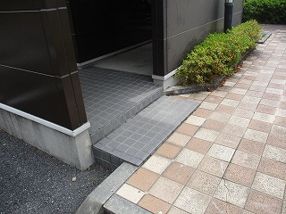 レオパレスコンフォートFUJIのエントランス