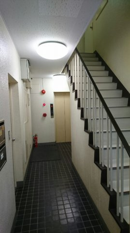 本間屋ビルのエントランス