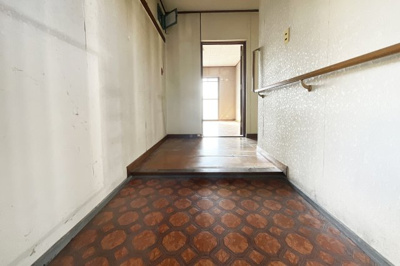 【玄関】 | 一言寺団地Ａ1棟 | 一度、実際にご覧になってみませんか？暮らしやすい周辺環境も含め、スタッフがご案内いたします。お家探しの第一歩としてでも大丈夫です(^^)/お気軽にお問い合わせ下さい♪